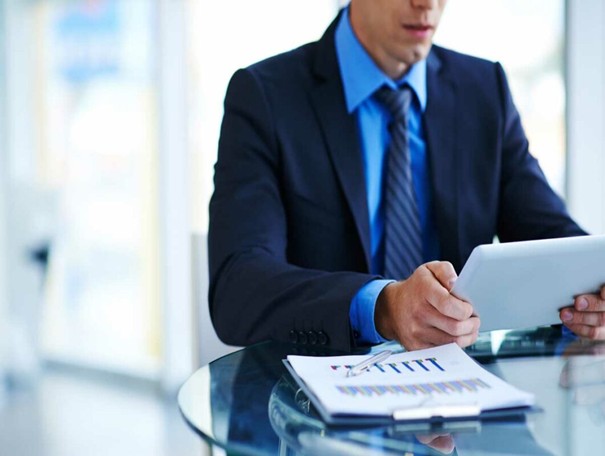 ویژگی های کلیدی یک مدیر مالی موفق: وظایف و مسئولیت‌های او را بشناسید!